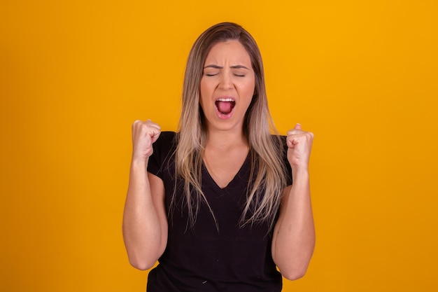 Schreiende Hass Wut Wütende Frau weint emotional schreiend auf gelbem Studiohintergrund