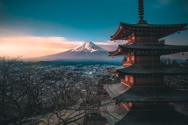 Schrein in der Stadt gegen den schneebedeckten Mount Fuji beim Sonnenuntergang