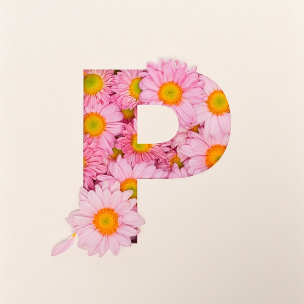 Schriftdesign, abstrakte Alphabetschrift mit rosa Blume, realistische Blumentypographie - P.