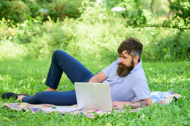 Schriftsteller auf der Suche nach Inspiration Naturumgebung Inspiration für das Bloggen Blogger immer von der Natur inspiriert Auf der Suche nach Inspiration Mann bärtig mit Laptop entspannende Wiese Natur Hintergrund