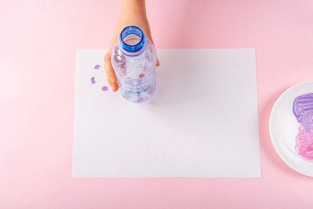 Schritt für Schritt Anleitung zeichnen Grußkarte mit Farben Plastikflasche