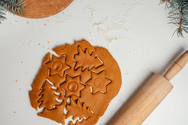 Schritt-für-Schritt-Anleitung zum Backen von Weihnachtslebkuchen. Schritt 11: Teig in einer Schicht von ca. 0,5 cm ausrollen