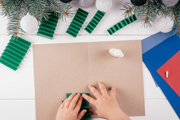 Schritt-für-Schritt-Anleitung zur Grußkarte 3D-Weihnachtsbaum. Schritt 13: Akkordeons mit einem Abstand von 5 mm zwischen ihnen kleben