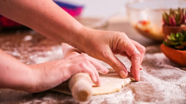 Schritt für Schritt. Ausrollen von Teig für hausgemachte Empanadas.