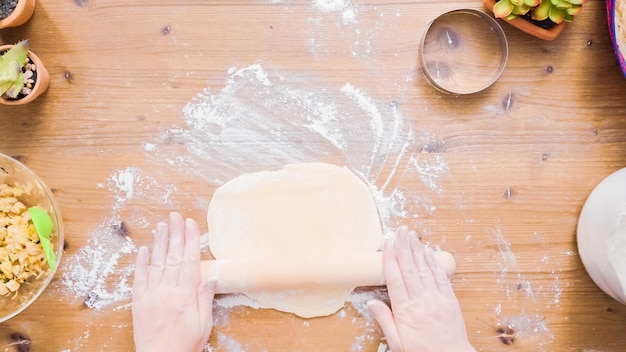 Schritt für Schritt. Ausrollen von Teig für hausgemachte Empanadas.