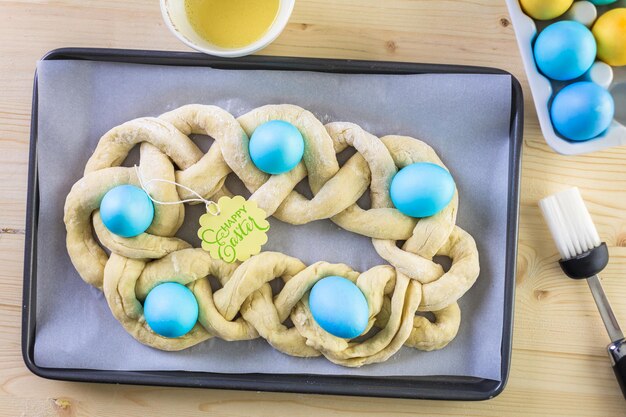 Schritt für Schritt. Backen hausgemachtes italienisches Osterbrot mit blauen Bio-Eiern.