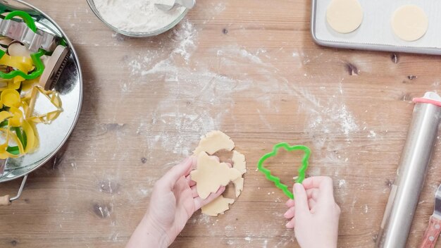 Schritt für Schritt. Backen in der Weihnachtszeit. Zuckerkekse zu Weihnachten backen.