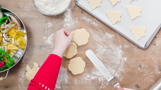 Schritt für Schritt. Backen in der Weihnachtszeit. Zuckerkekse zu Weihnachten backen.