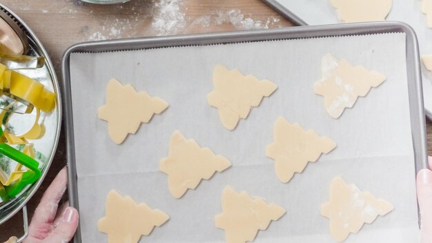 Schritt für Schritt. Backen in der Weihnachtszeit. Zuckerkekse zu Weihnachten backen.