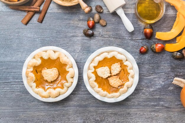 Schritt für Schritt. Backen Sie hausgemachten Mini-Kürbiskuchen für das Thanksgiving-Dinner.