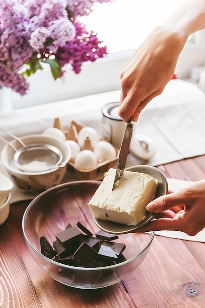 Schritt für schritt bereitet der küchenchef ein dessert zu - schokoladenfondant. klassisches rezept.