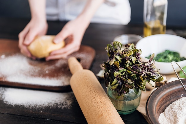 Schritt für Schritt bereitet der Küchenchef Ravioli mit Ricotta, Eigelb, Wachteleiern und Spinat mit Gewürzen zu. Der Koch arbeitet mit dem Teig