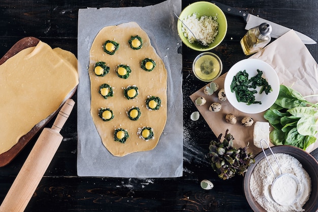 Schritt für Schritt bereitet der Küchenchef Ravioli mit Ricotta, Eigelb, Wachteleiern und Spinat mit Gewürzen zu. Der Koch bereitet die Füllung auf dem Teig vor