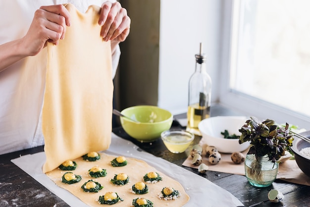 Schritt für Schritt bereitet der Küchenchef Ravioli mit Ricotta, Eigelb, Wachteleiern und Spinat mit Gewürzen zu. Der Küchenchef kreiert Ravioli