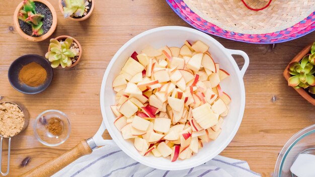Schritt für Schritt. Braten von roten Äpfeln mit braunem Zucker zum Füllen, um Empanadas zuzubereiten.