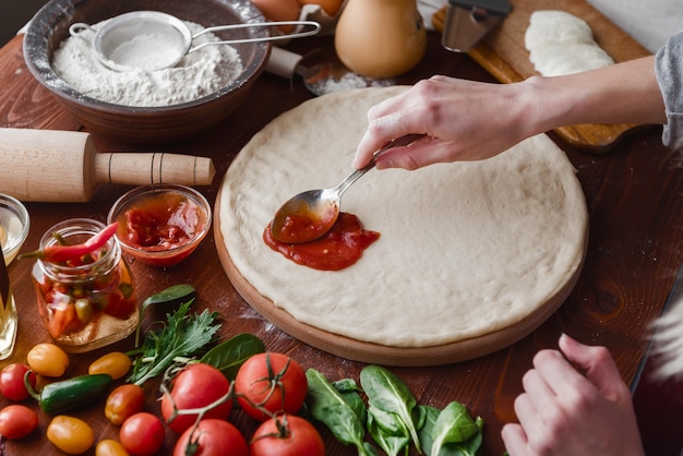 Schritt-für-Schritt-Chef macht eine Pizza Margarita. Teig- und Pizzazutaten