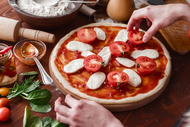 Schritt-für-Schritt-Chef macht eine Pizza Margarita. Teig- und Pizzazutaten