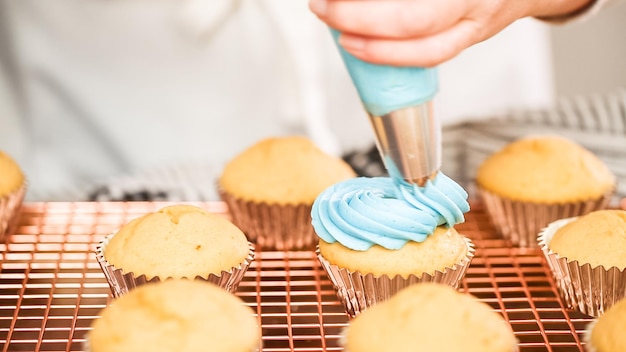 Foto schritt für schritt. einhorn-vanille-cupcakes mit regenbogen-buttercreme-zuckerguss dekorieren.