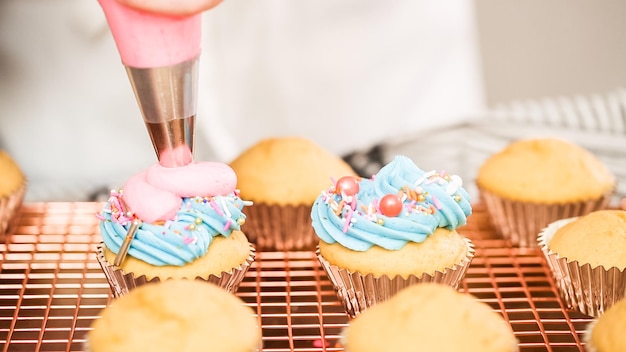 Schritt für Schritt. Einhorn-Vanille-Cupcakes mit Regenbogen-Buttercreme-Zuckerguss dekorieren.