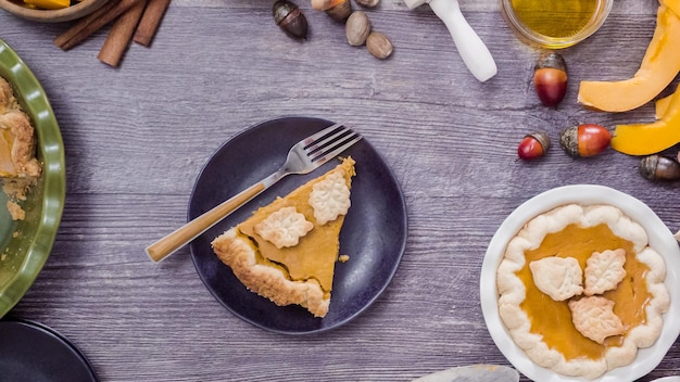 Schritt für Schritt. Essen Scheibe frisch gebackenen Kürbiskuchen.