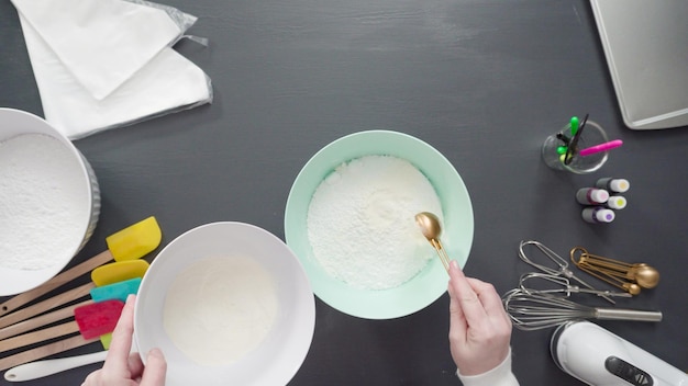 Schritt für Schritt. Flach liegen. Einfache königliche Glasur zubereiten, um Zuckerkekse zu dekorieren.