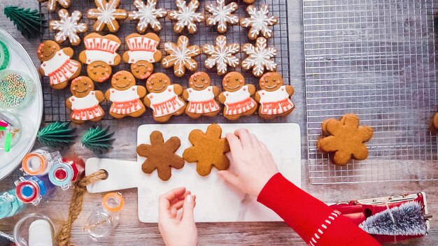 Schritt für Schritt. Flach liegen. Lebkuchenplätzchen mit Royal Icing dekorieren.