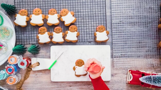 Foto schritt für schritt. flach liegen. lebkuchenplätzchen mit royal icing dekorieren.