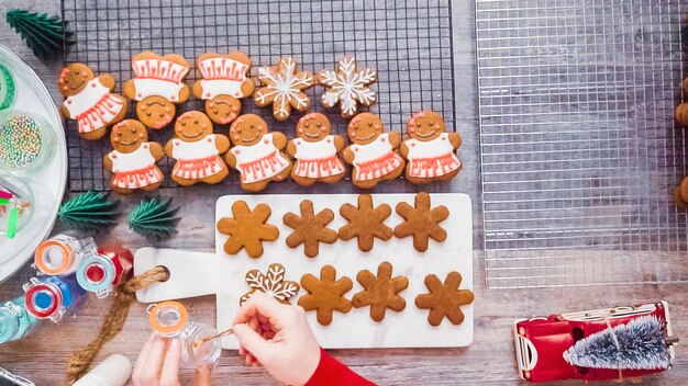 Schritt für Schritt. Flach liegen. Lebkuchenplätzchen mit Royal Icing dekorieren.