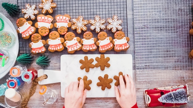 Schritt für Schritt. Flach liegen. Lebkuchenplätzchen mit Royal Icing dekorieren.