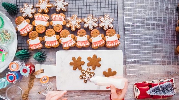 Schritt für Schritt. Flach liegen. Lebkuchenplätzchen mit Royal Icing dekorieren.