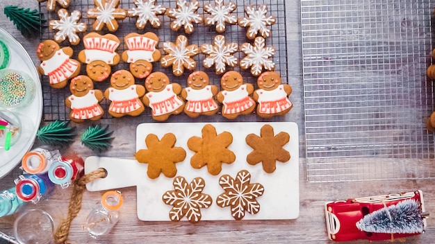 Schritt für Schritt. Flach liegen. Lebkuchenplätzchen mit Royal Icing dekorieren.