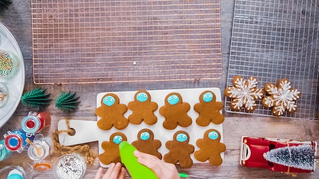 Foto schritt für schritt. flach liegen. lebkuchenplätzchen mit royal icing dekorieren.