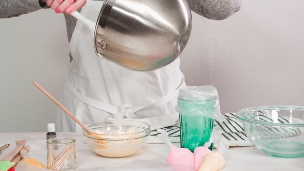 Schritt für Schritt. Flach liegen. Mischen von königlichem Zuckerguss zum Dekorieren von Oster-Zuckerkocheis.