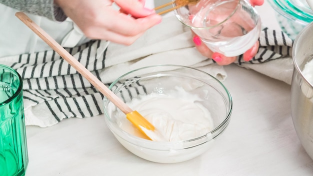 Schritt für Schritt. Flach liegen. Mischen von königlichem Zuckerguss zum Dekorieren von Oster-Zuckerkocheis.