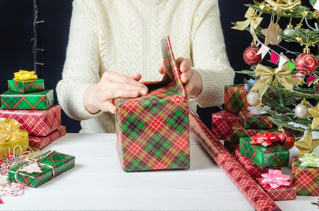 Schritt für Schritt Fotoanleitung zum Verpacken eines Weihnachtsgeschenks Schritt 5 Die seitlichen Ecken des Geschenkpapiers falten