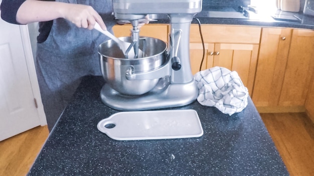 Schritt für Schritt. Frau backen Zuckerplätzchen in Wohnküche.