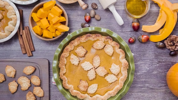 Schritt für Schritt. Hausgemachten Kürbiskuchen zum Thanksgiving-Dinner backen.