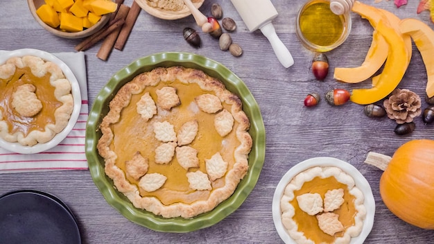 Schritt für Schritt. Hausgemachten Kürbiskuchen zum Thanksgiving-Dinner backen.