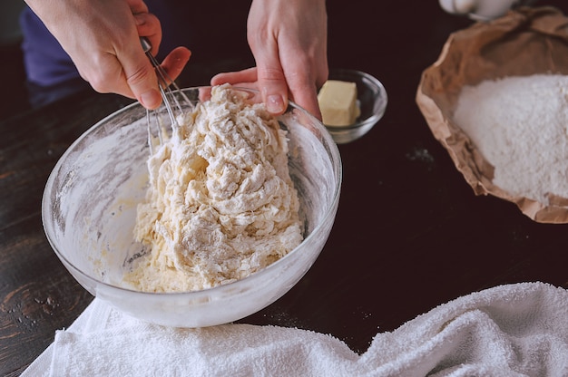 Schritt für Schritt Herstellung von Erdbeerkuchen