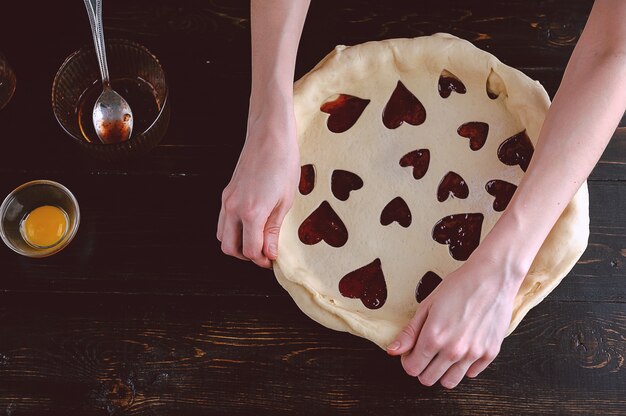 Schritt für Schritt Herstellung von Erdbeerkuchen