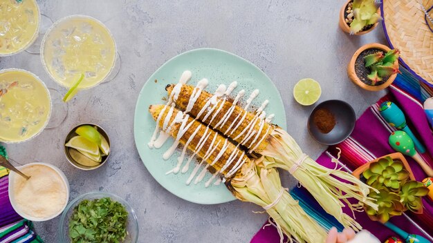 Schritt für Schritt. Herstellung von mexikanischen Maiskolben Elote.