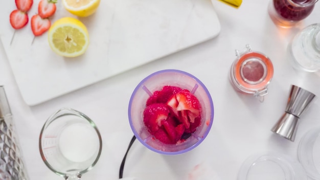 Schritt für Schritt. Kentucky Kiss Bourbon Cocktail mit frischen Bio-Erdbeeren zubereiten.