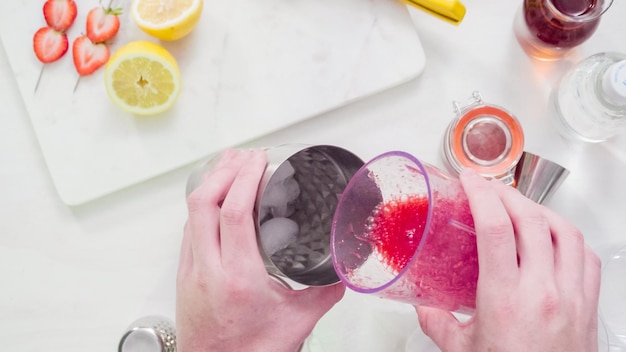 Schritt für Schritt. Kentucky Kiss Bourbon Cocktail mit frischen Bio-Erdbeeren zubereiten.