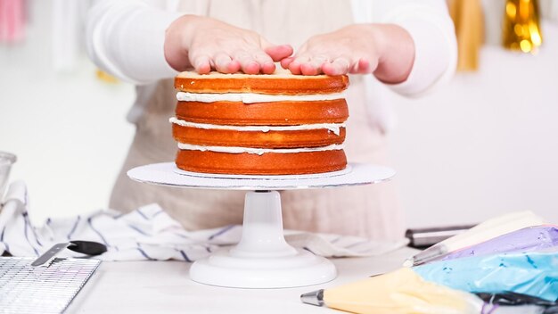 Schritt für Schritt. Konditor, der Einhornkuchen für kleine Mädchengeburtstagsfeier macht.