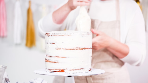 Schritt für Schritt. Konditor, der Einhornkuchen für kleine Mädchengeburtstagsfeier macht.