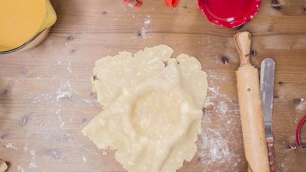 Schritt für Schritt. Kuchenkruste von Grund auf herstellen, um Kürbiskuchen zu backen.