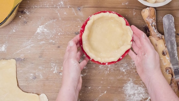 Schritt für Schritt. Kuchenkruste von Grund auf herstellen, um Kürbiskuchen zu backen.