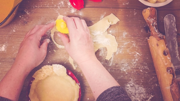 Schritt für Schritt. Kuchenkruste von Grund auf herstellen, um Kürbiskuchen zu backen.