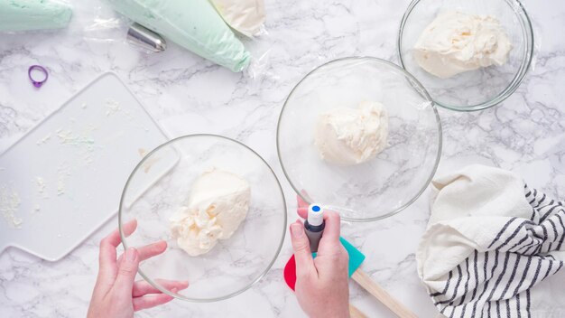 Schritt für Schritt. Lebensmittelfarbe mit Buttercreme-Frosting mischen.