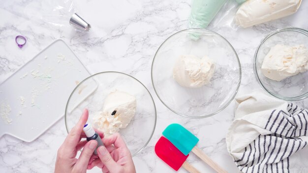 Schritt für Schritt. Lebensmittelfarbe mit Buttercreme-Frosting mischen.